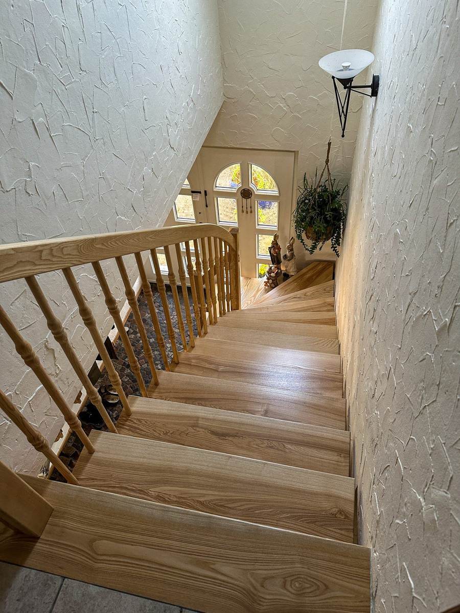 Treppe vor der Aufarbeitung, Stufen abgeschliffen